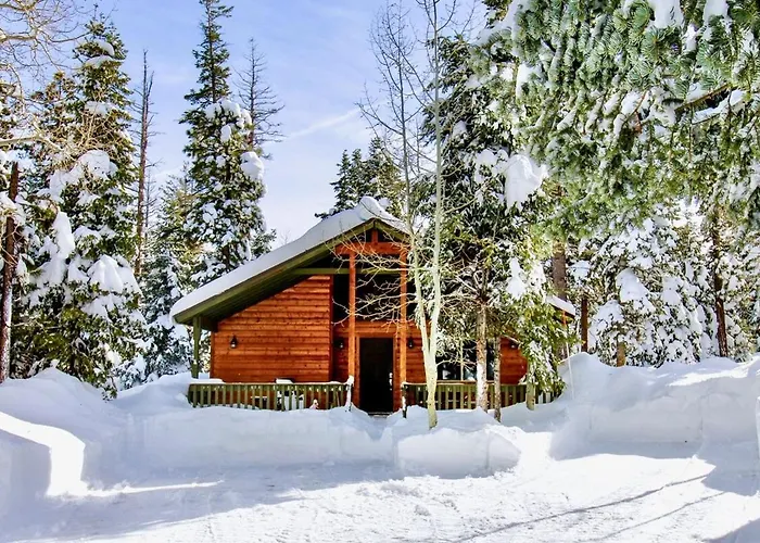 Lovely Log Cabin With Fire Pit!