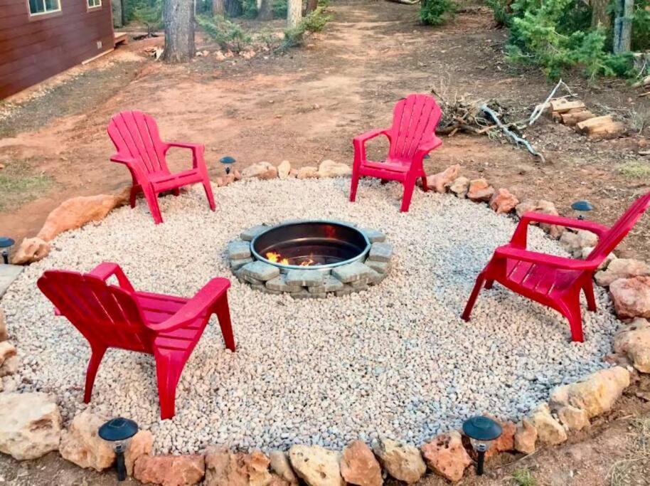 Hébergement de vacances Lovely Log With Fire Pit!