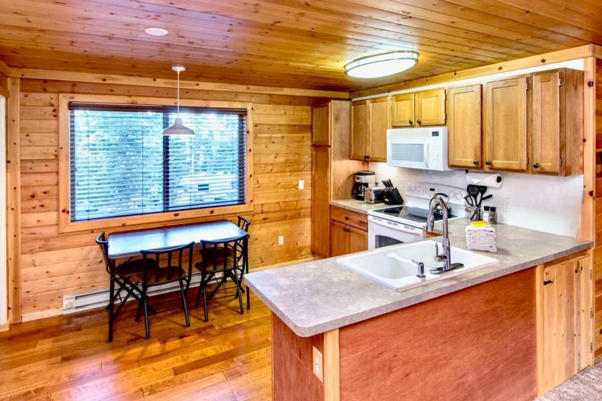 Casa vacanze Lovely Log With Fire Pit!